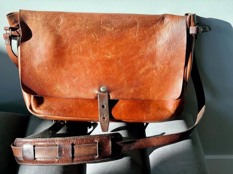 The Minimalist's Leather Bag WP Standard Messenger Review Stridewise