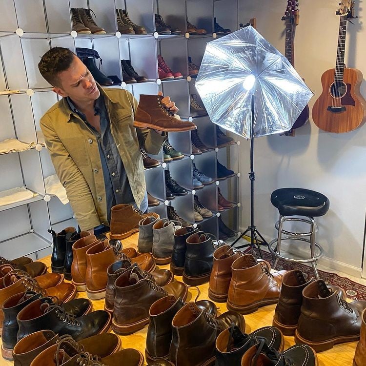 Nick thristing over some boots