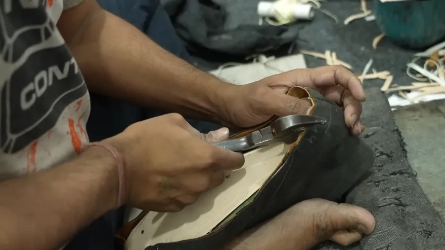 Hand lasting at blkbrd