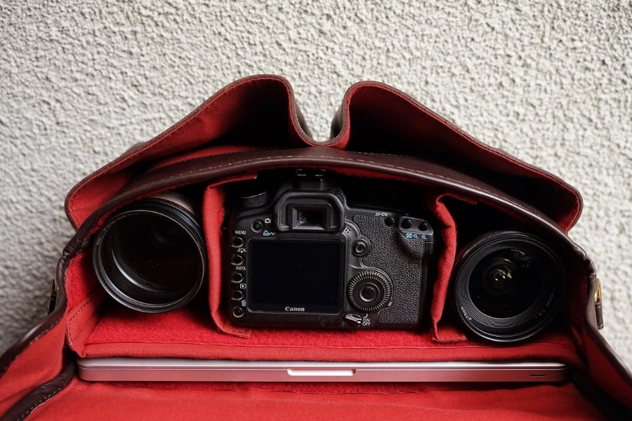 Cravar rana 15 camera bag inside